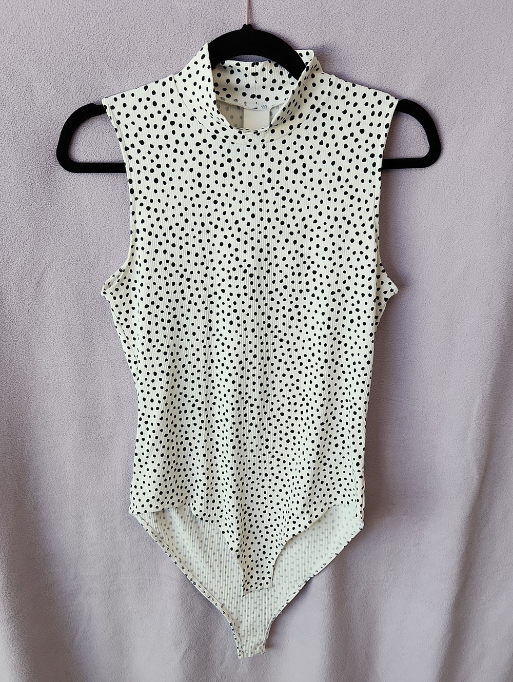 ✨️3/$20✨️ H&M Sleeveless Mock Neck Polka Dot Bodysuit - White & Black